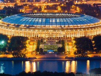 Estadio Luzhniki en Moscú de noche incluye el tour nocturno en español. Rusia se ve bonito iluminado