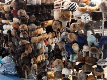 Guía dónde comprar los gorros típicos rusos en Moscú. En el mercado Izmailovo