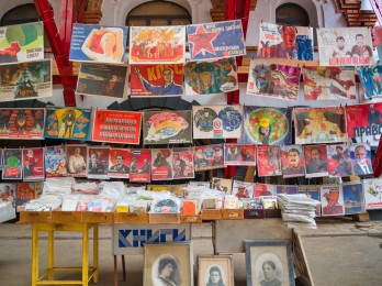 Carteles de propaganda soviética URSS en Moscú en el mercado Izmailovo. Comprar